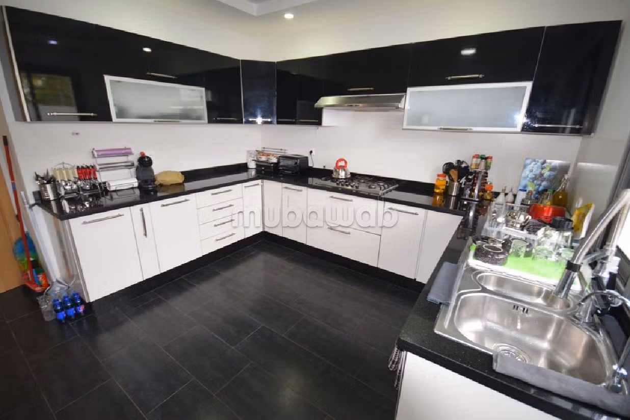 Nu te koop: villa's en luxe woningen. 7 Ruimtes. Garage en tuin. 