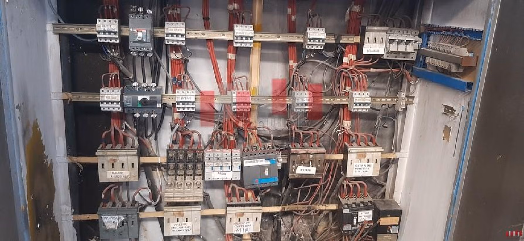 مكاتب ومحلات للكراء ببوسكورة. المساحة 3300 م². 