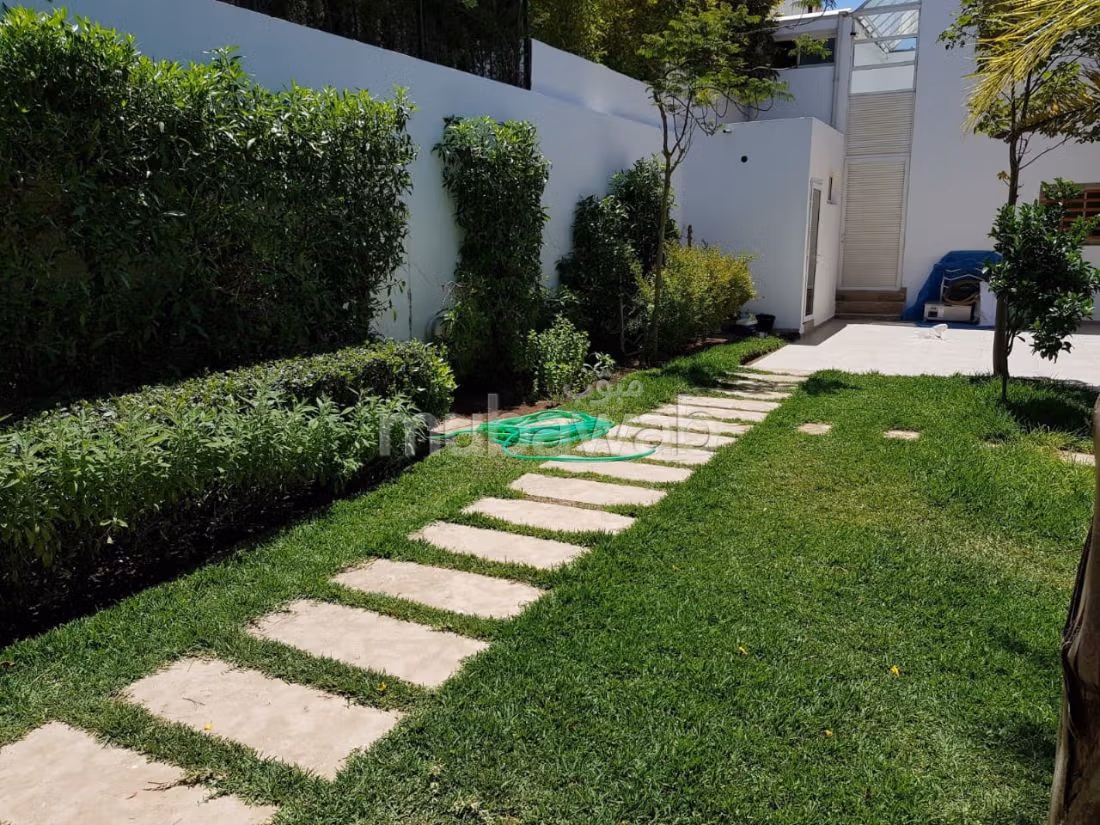 Luxury house for rent. Area of 1200 m². All comforts with fireplace and air conditioning. 
