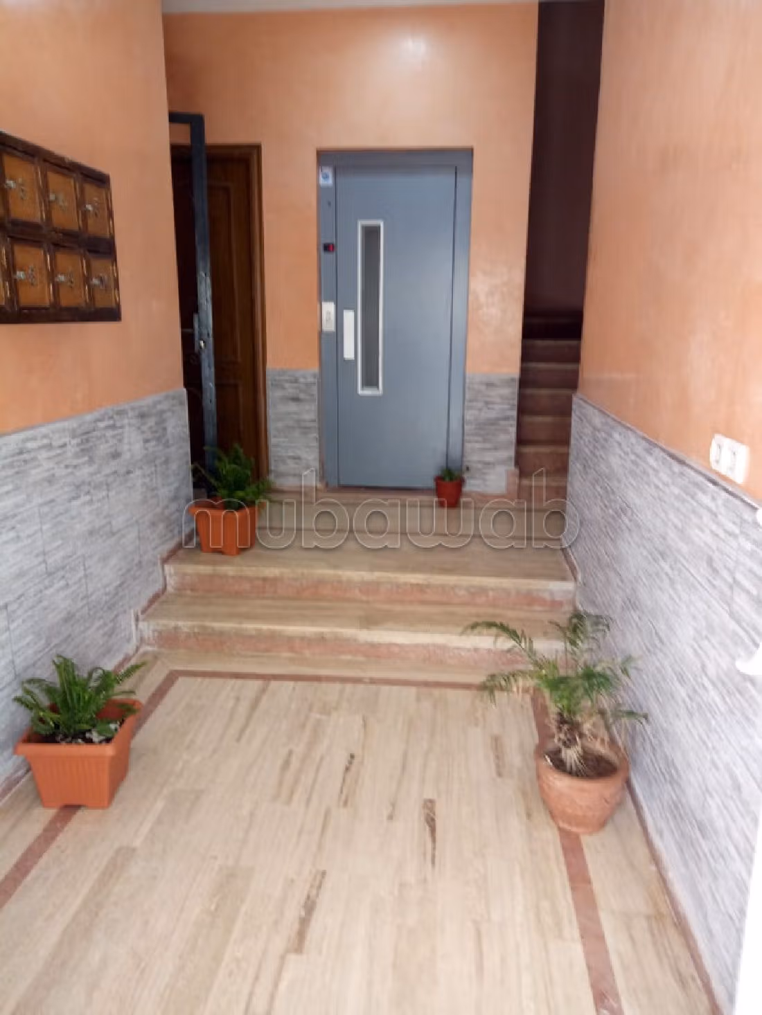 Apartment for sale in Wifak. 5 large rooms. Secured door, furnished Moroccan living room