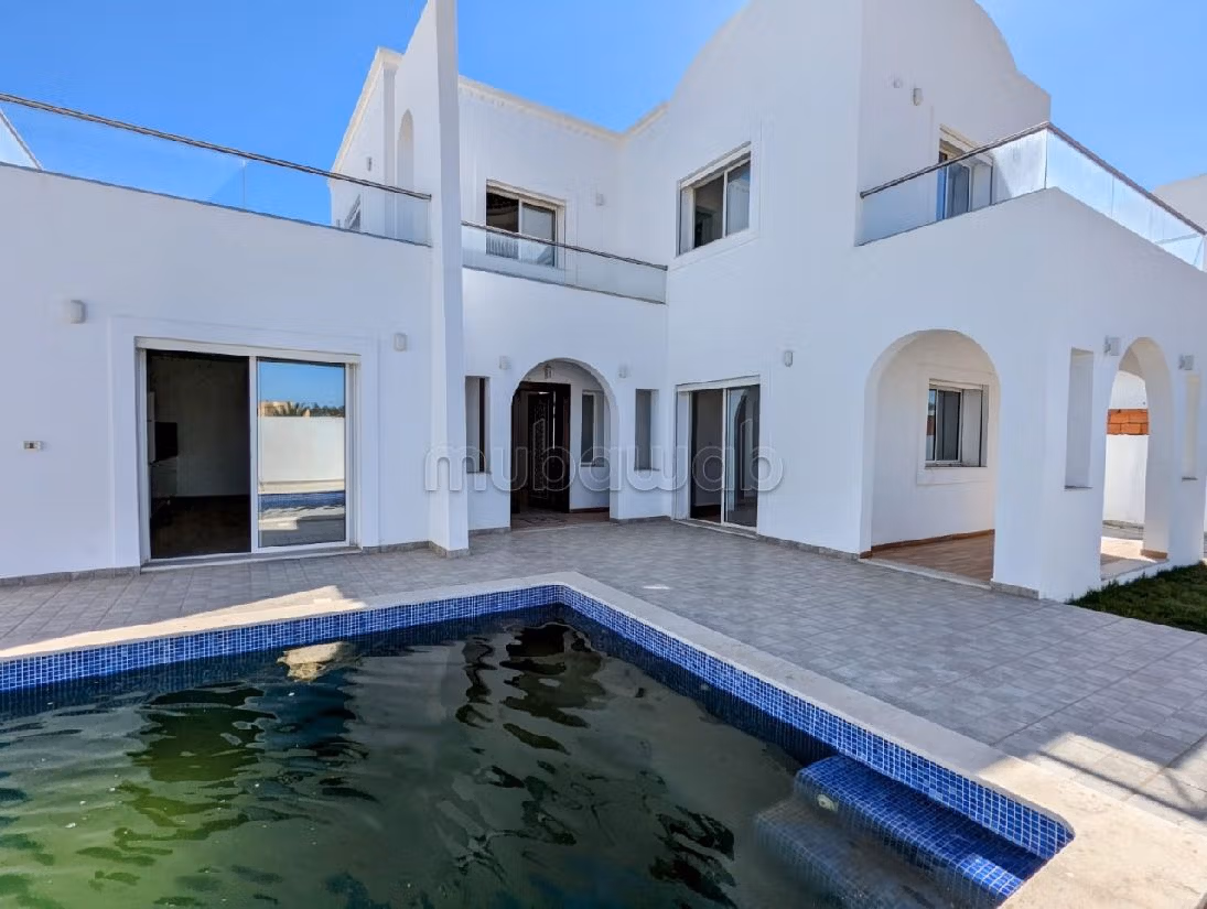 فيلا رائعة للبيع ب جربة. 6 قطع كبيرة. حديقة وشرفة. 