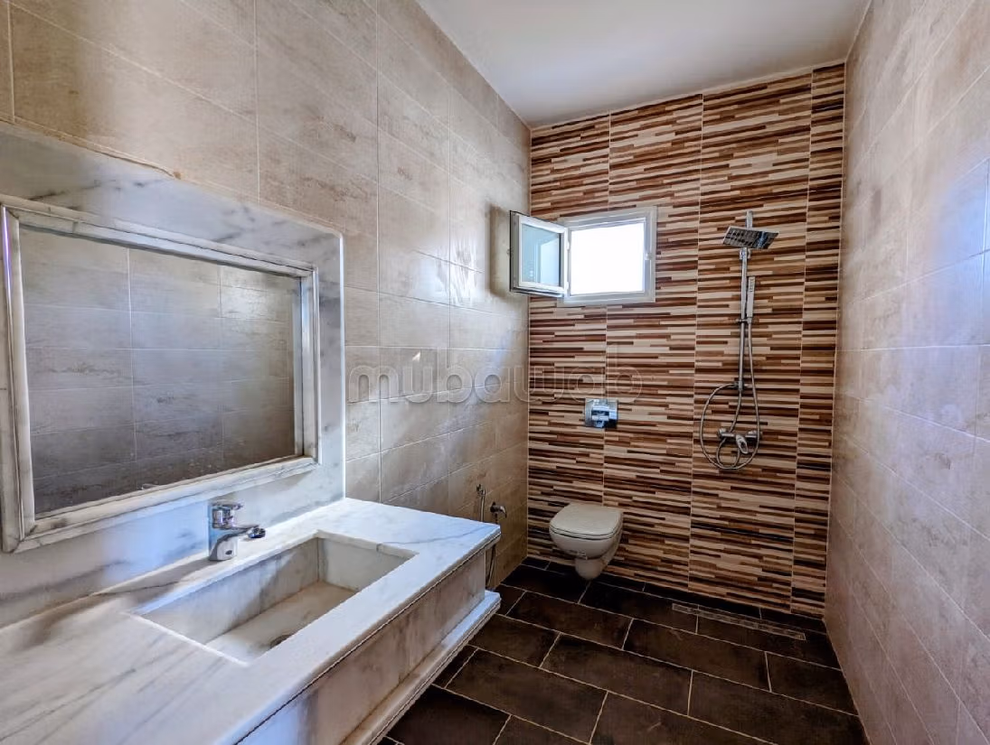 فيلا رائعة للبيع ب جربة. 6 قطع كبيرة. حديقة وشرفة. 