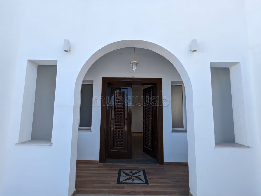 فيلا رائعة للبيع ب جربة. 6 قطع كبيرة. حديقة وشرفة. 