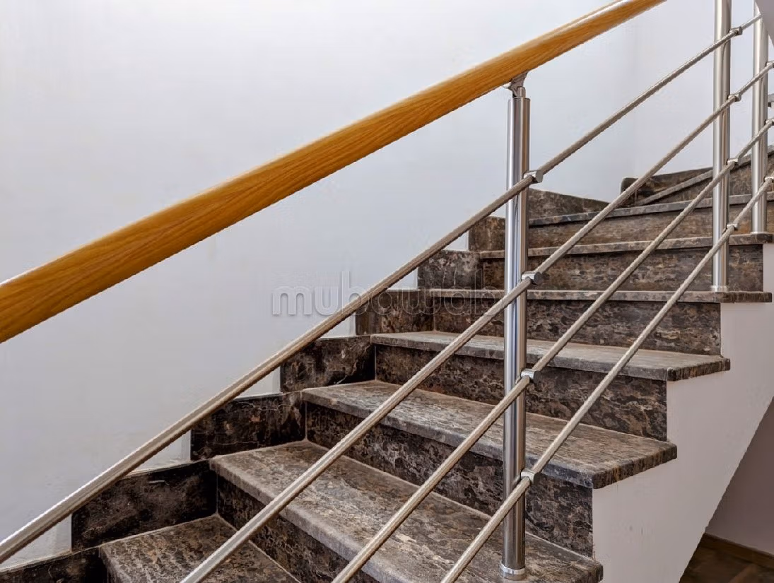 فيلا رائعة للبيع ب جربة. 6 قطع كبيرة. حديقة وشرفة. 