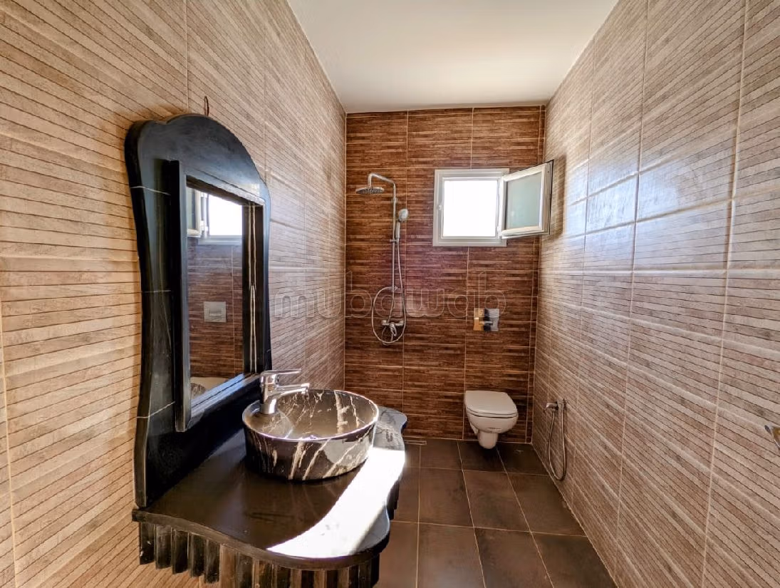 فيلا رائعة للبيع ب جربة. 6 قطع كبيرة. حديقة وشرفة. 