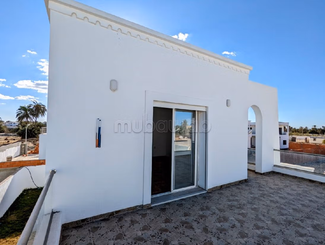 فيلا رائعة للبيع ب جربة. 6 قطع كبيرة. حديقة وشرفة. 