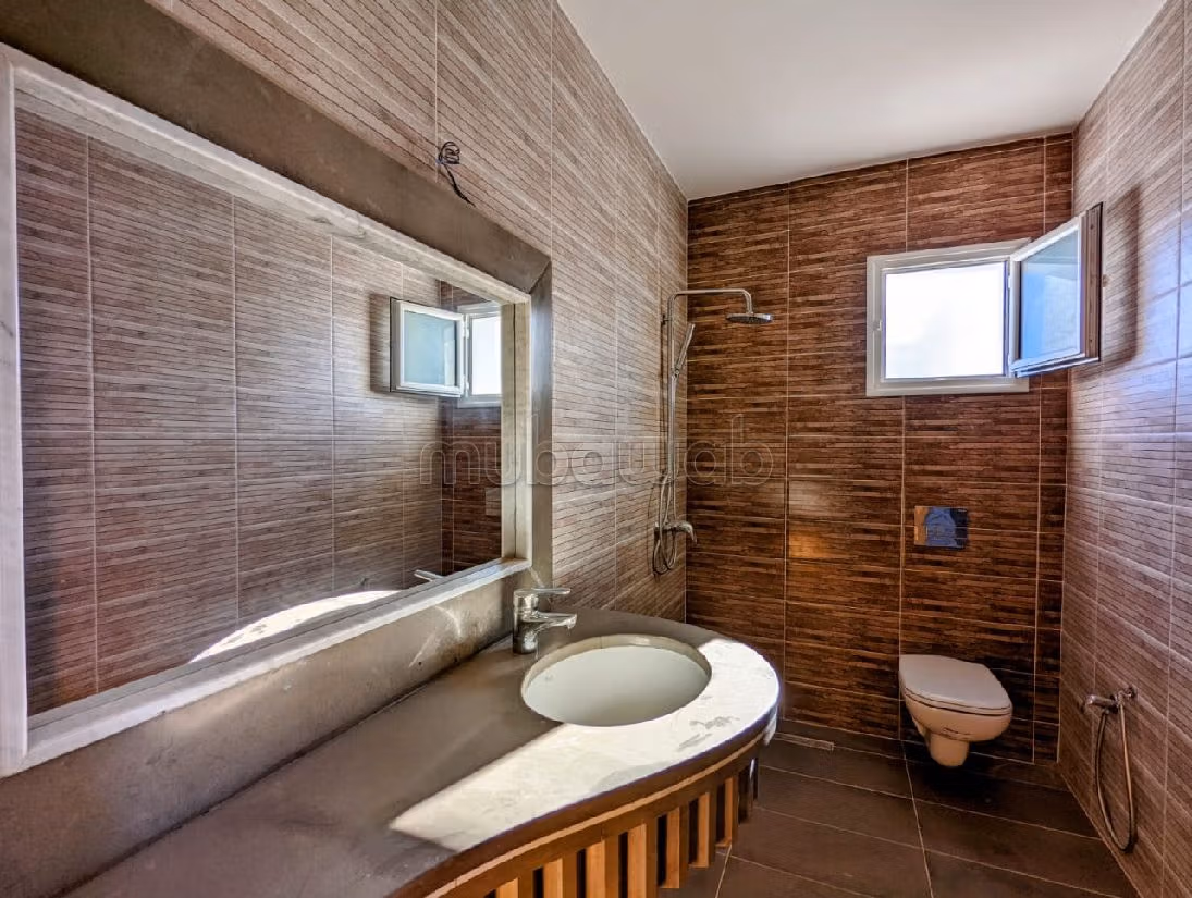 فيلا رائعة للبيع ب جربة. 6 قطع كبيرة. حديقة وشرفة. 