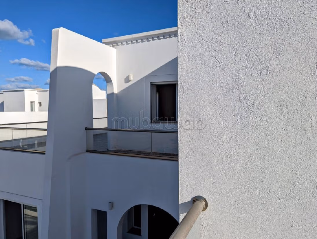 فيلا رائعة للبيع ب جربة. 6 قطع كبيرة. حديقة وشرفة. 