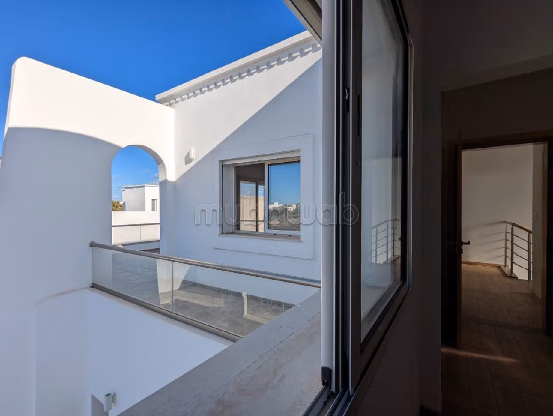 فيلا رائعة للبيع ب جربة. 6 قطع كبيرة. حديقة وشرفة. 