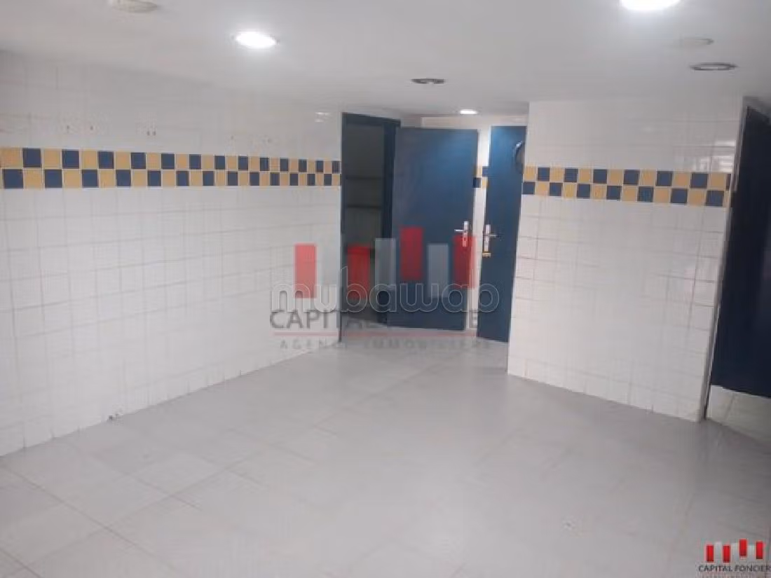 Commercieel vastgoed om te huren in Les princesses. Totale oppervlakte 400 m². 