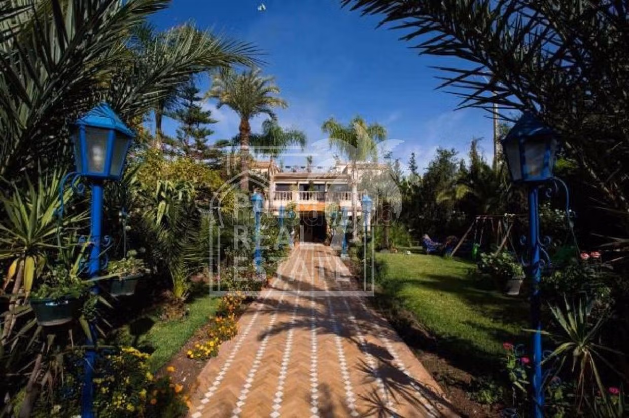 فيلا رائعة للبيع بالنخيل. المساحة 1838 م². حديقة وشرفة