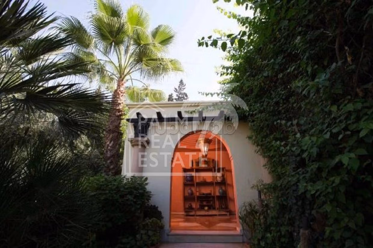 فيلا رائعة للبيع بالنخيل. المساحة 1838 م². حديقة وشرفة