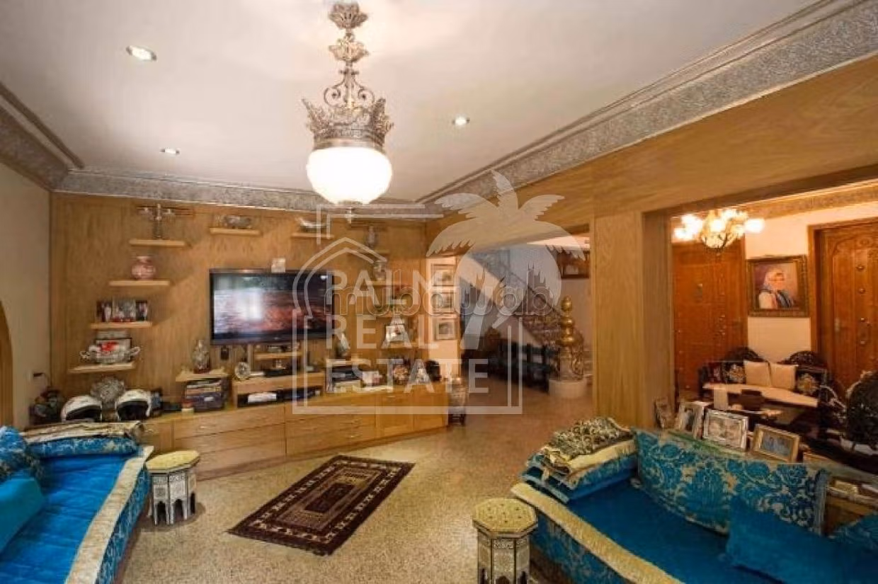 فيلا رائعة للبيع بالنخيل. المساحة 1838 م². حديقة وشرفة