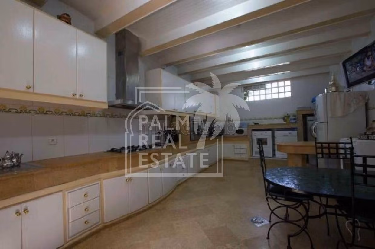 فيلا رائعة للبيع بالنخيل. المساحة 1838 م². حديقة وشرفة