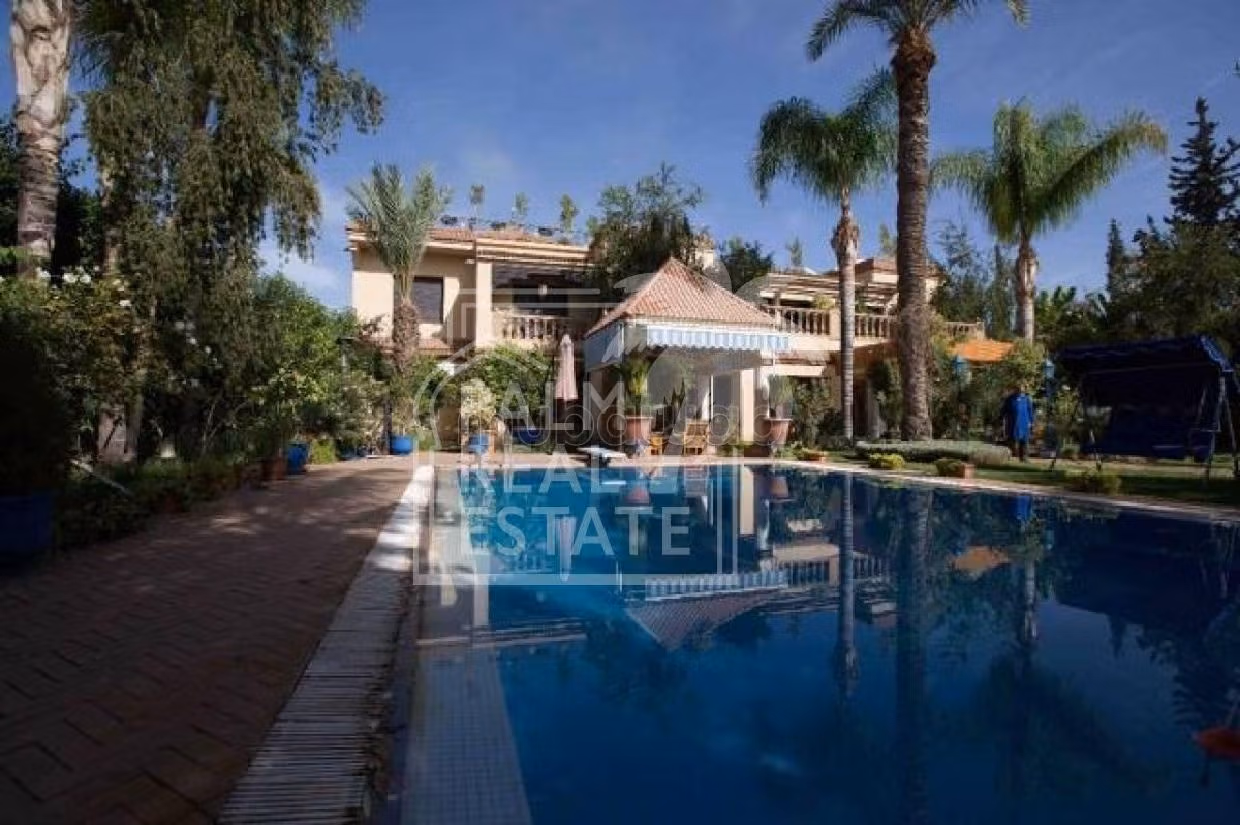 فيلا رائعة للبيع بالنخيل. المساحة 1838 م². حديقة وشرفة