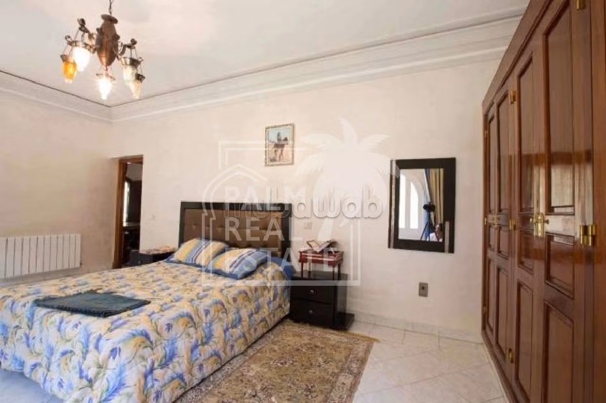 فيلا رائعة للبيع بالنخيل. المساحة 1838 م². حديقة وشرفة