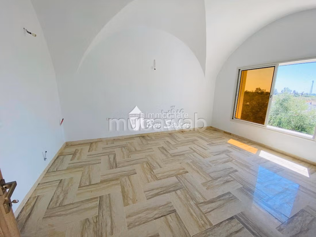 Villa di lusso in vendita a Hammamet Sud. Superficie 750 m². Porta blindata e finestre con doppi vetri. 