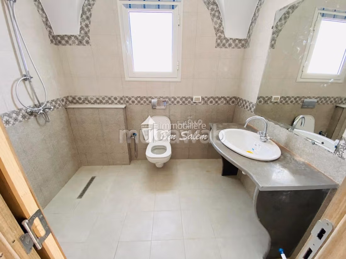 Villa di lusso in vendita a Hammamet Sud. Superficie 750 m². Porta blindata e finestre con doppi vetri. 