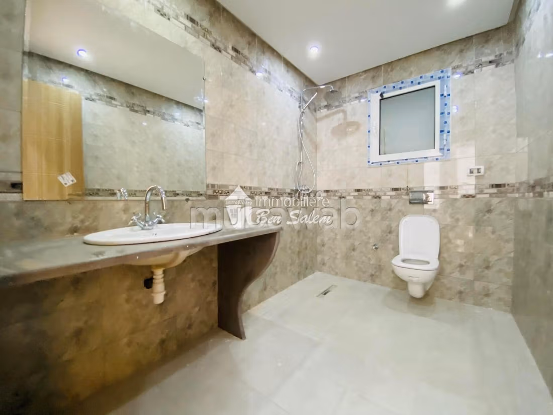 Villa di lusso in vendita a Hammamet Sud. Superficie 750 m². Porta blindata e finestre con doppi vetri. 