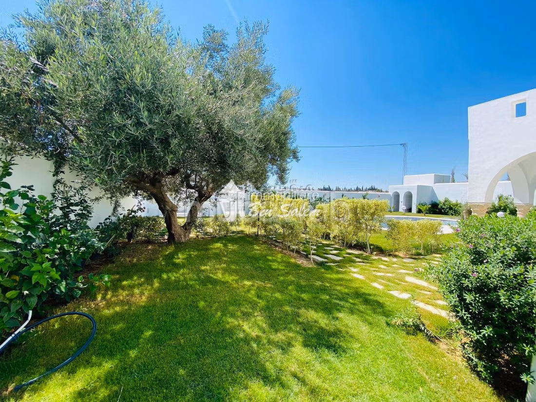 Villa di lusso in vendita a Hammamet Sud. Superficie 750 m². Porta blindata e finestre con doppi vetri. 