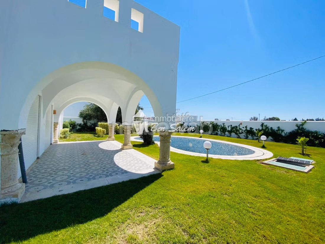Villa di lusso in vendita a Hammamet Sud. Superficie 750 m². Porta blindata e finestre con doppi vetri. 