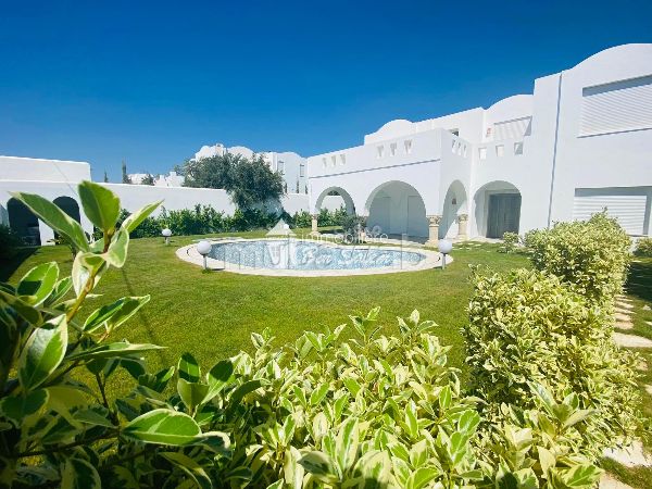 Villa di lusso in vendita a Hammamet Sud. Superficie 750 m². Porta blindata e finestre con doppi vetri. 