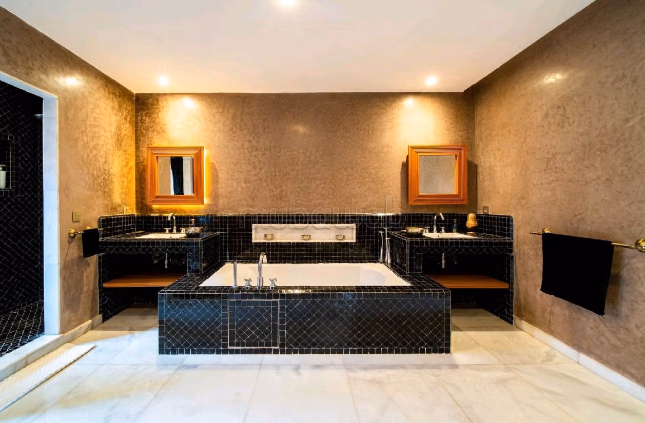 Offices & shops for sale in Route de Meknes. Dimension 900 m².