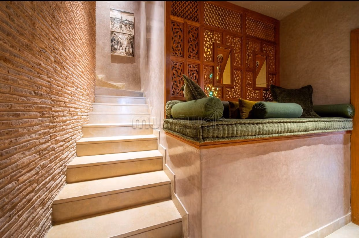 Offices & shops for sale in Route de Meknes. Dimension 900 m².