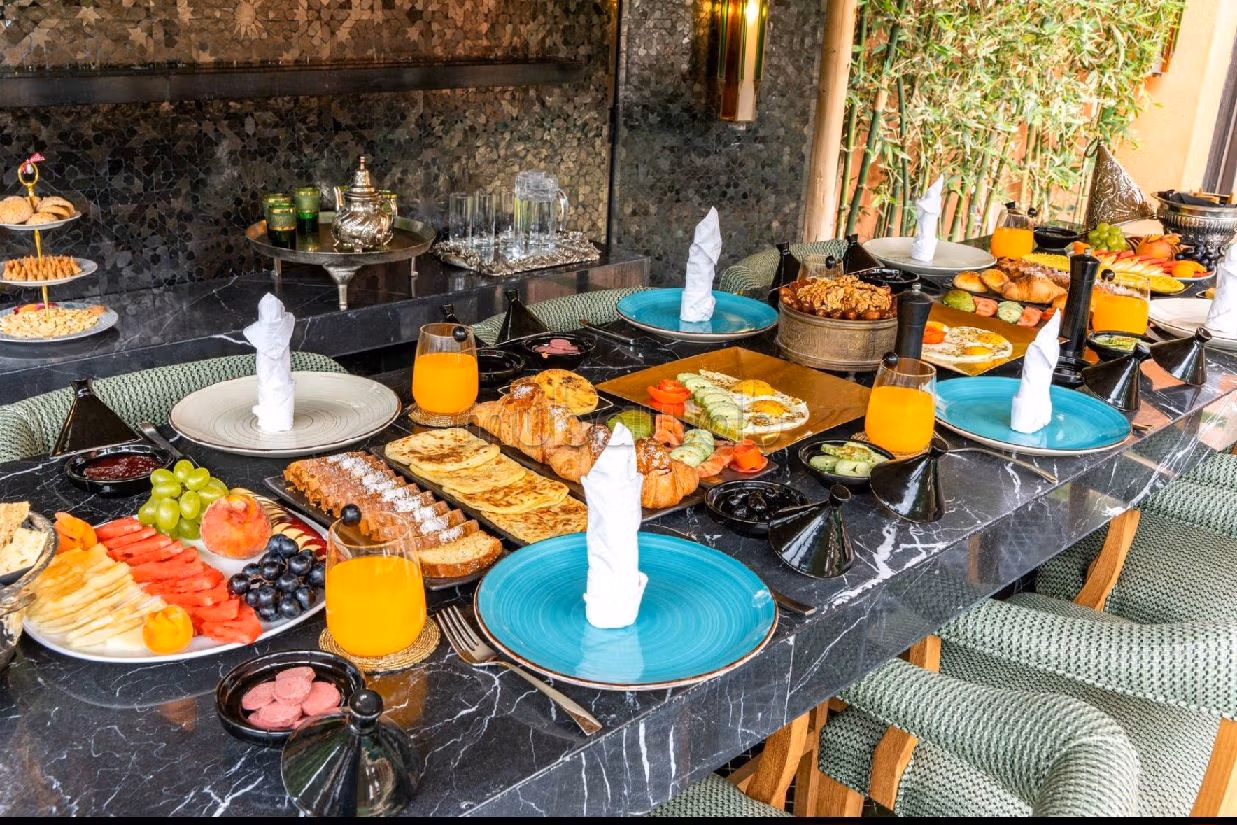 Offices & shops for sale in Route de Meknes. Dimension 900 m².