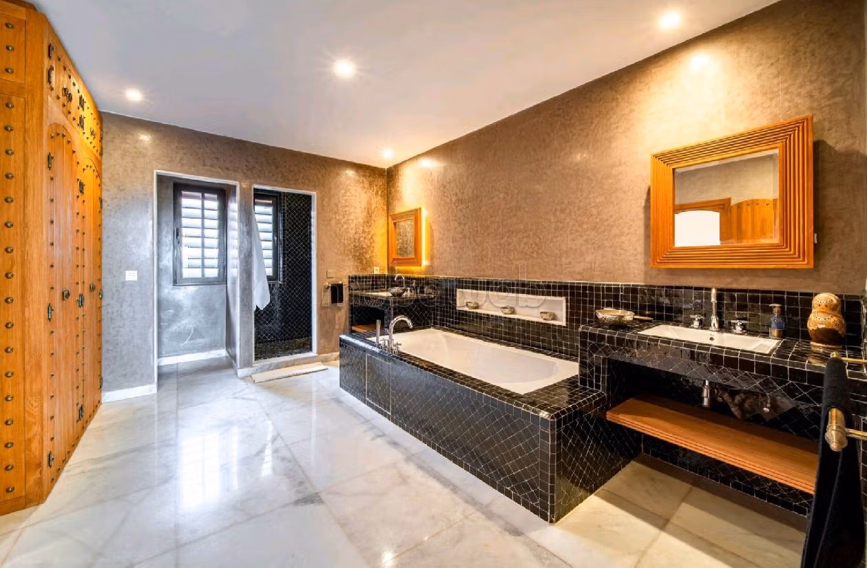 Offices & shops for sale in Route de Meknes. Dimension 900 m².