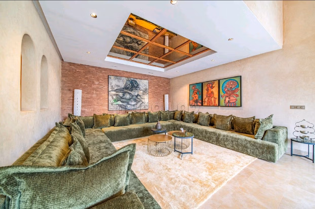 Offices & shops for sale in Route de Meknes. Dimension 900 m².