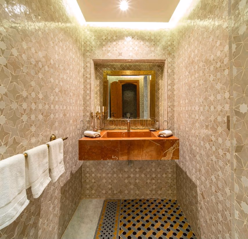 Offices & shops for sale in Route de Meknes. Dimension 900 m².