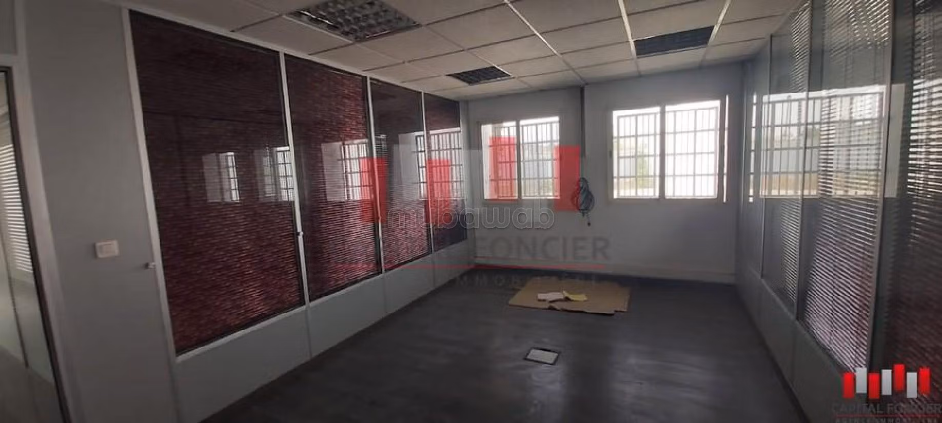 Offices & shops to rent in Zone Industrielle. Area of 2700 m². 