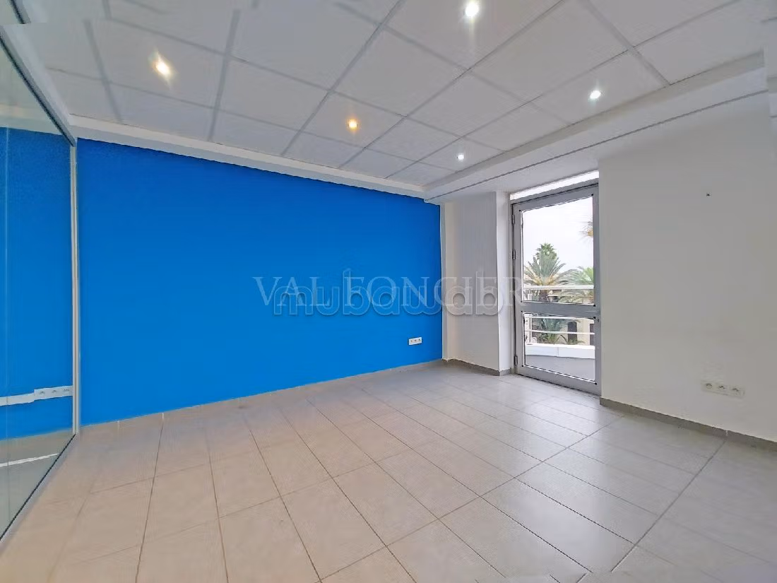 Offices for rent in Centre Ville. Large area 140 m². Cellar