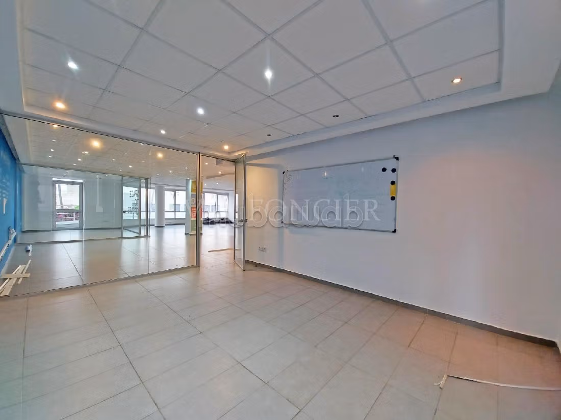 Offices for rent in Centre Ville. Large area 140 m². Cellar