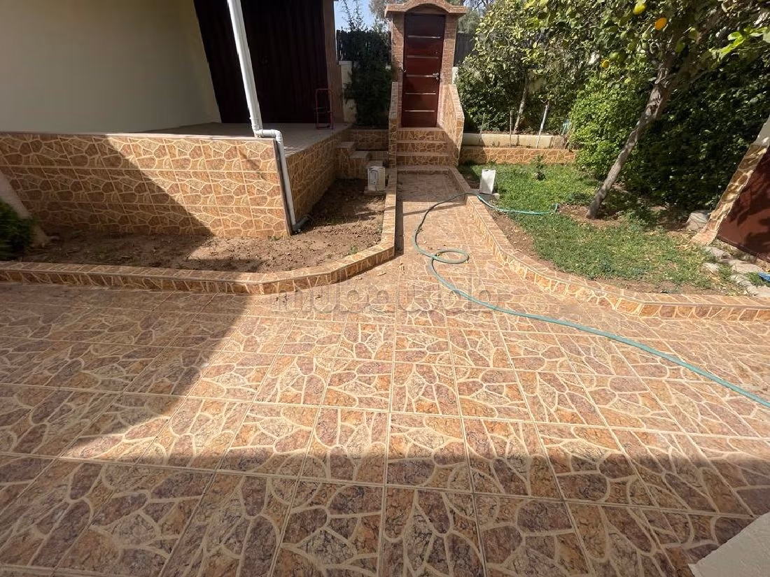 Alquiler de villa de alta gama en Siusse. Gran superficie 200 m². Plazas de parking y terraza