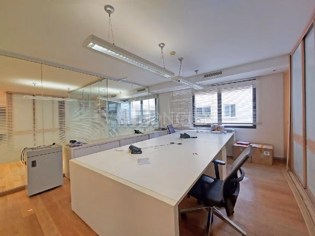 Offices for rent in Racine. Large area 400 m². Private car park