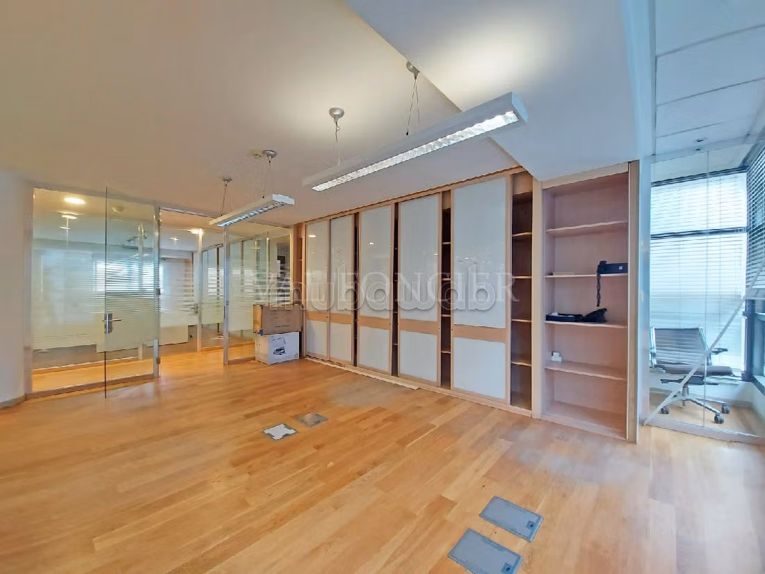 Offices for rent in Racine. Large area 400 m². Private car park