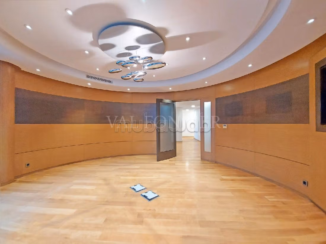 Offices for rent in Racine. Large area 400 m². Private car park