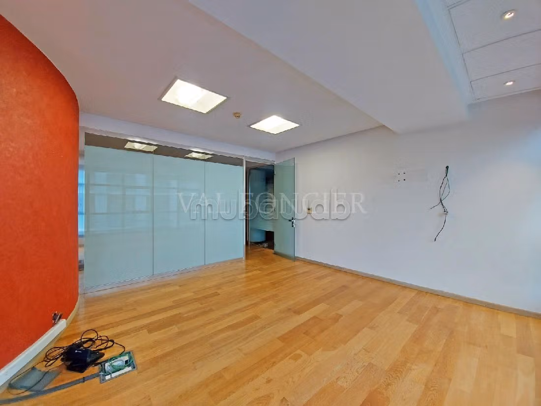 Offices for rent in Racine. Large area 400 m². Private car park