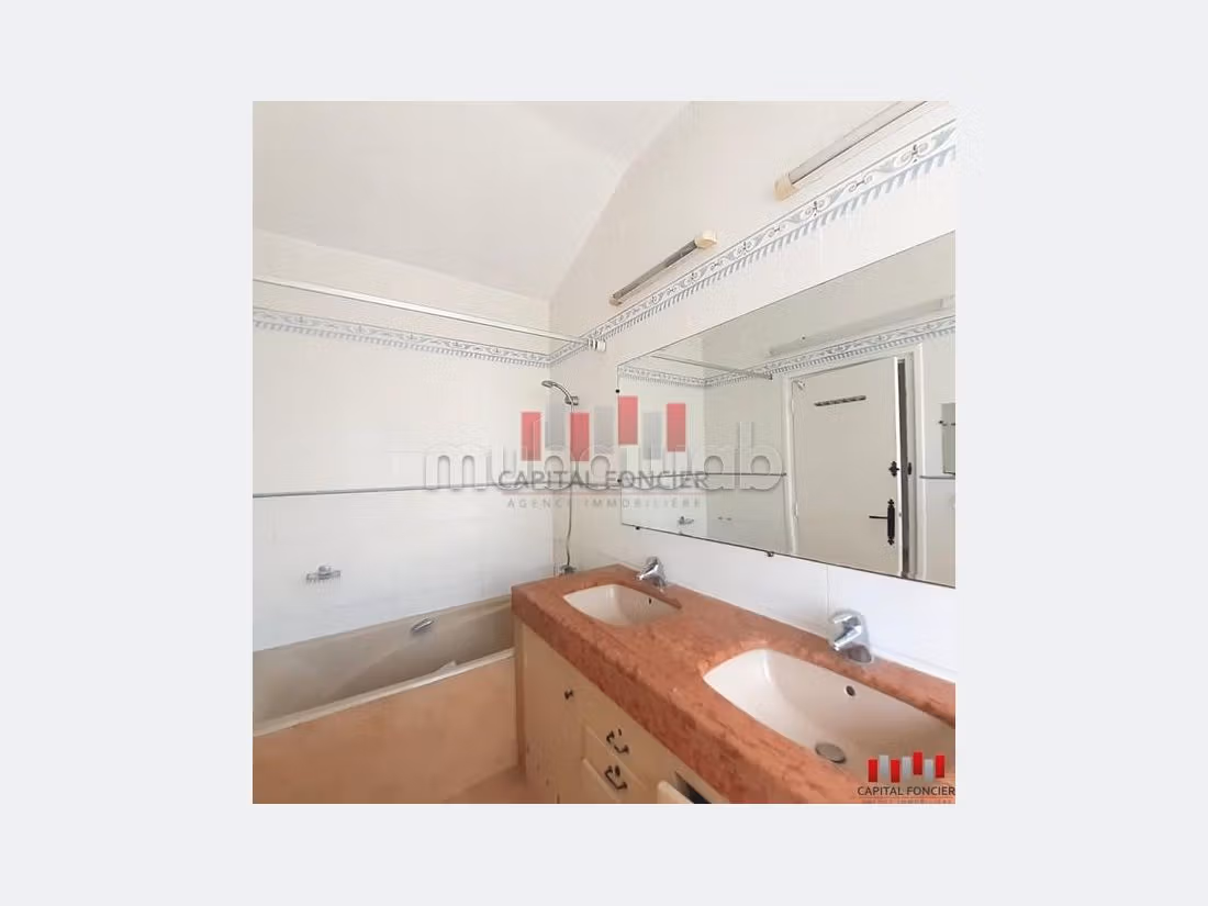 Magnífica villa en alquiler en Oasis. Pequeña superficie 500 m². Sótano. 