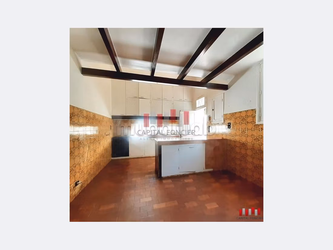 Magnífica villa en alquiler en Oasis. Pequeña superficie 500 m². Sótano. 