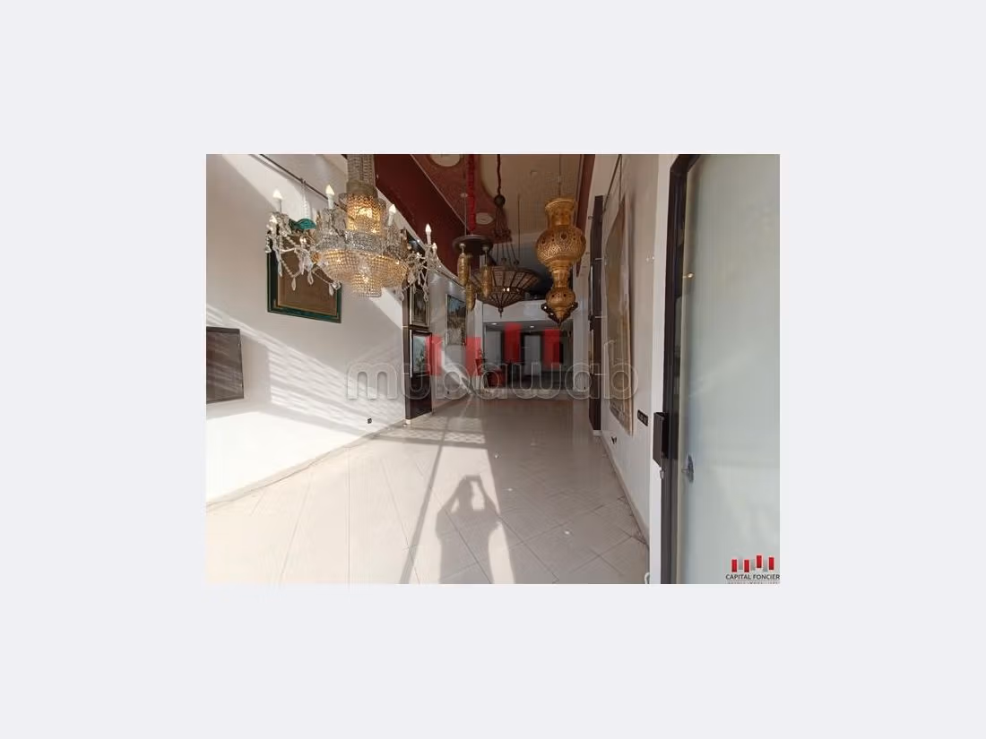 مكاتب ومحلات للبيع براسين. المساحة 182 م². 