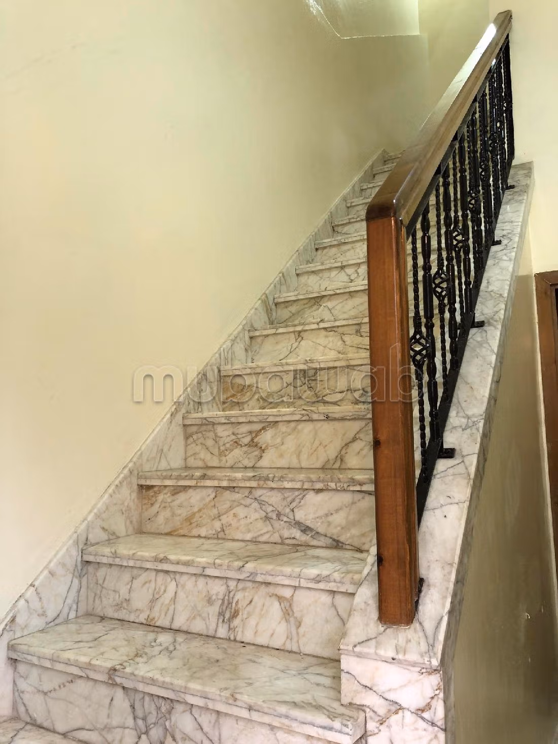 Home to buy in Lakhmis. 6 large living areas. Furnished