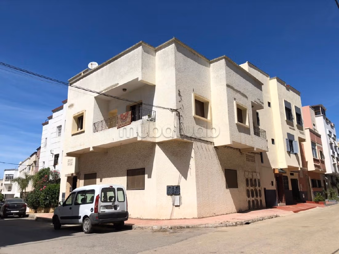 Home to buy in Lakhmis. 6 large living areas. Furnished