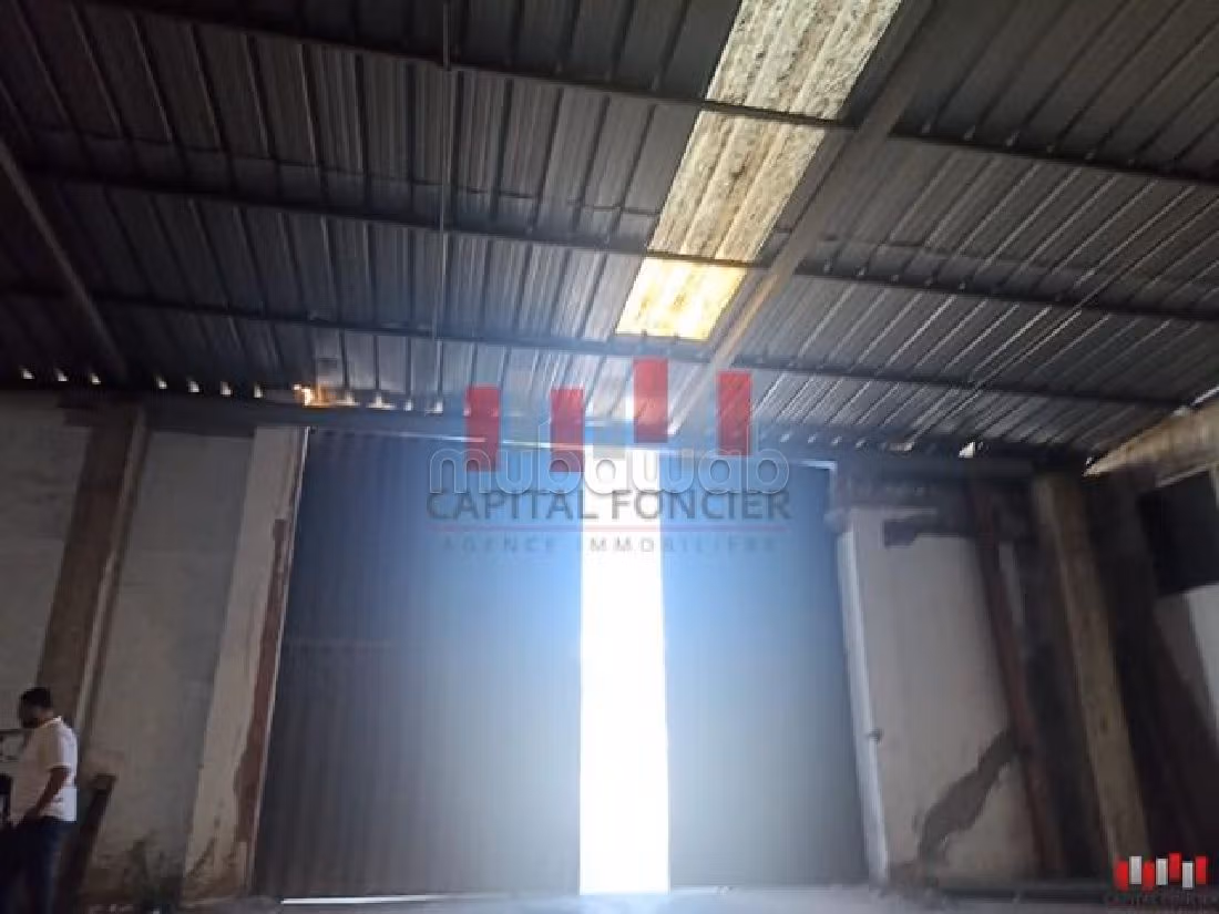 Unité industrielle de 3.600 m de surface utile 11 m de hauteur zone industrielle ain sebaa a la location