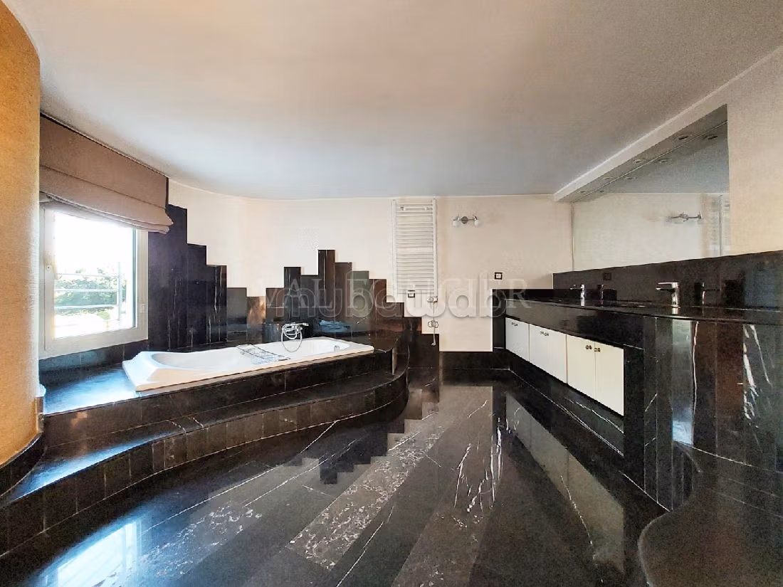 Magnificent villa for rent in Anfa. Total area 1400 m². Large swimming pool, General air conditioning