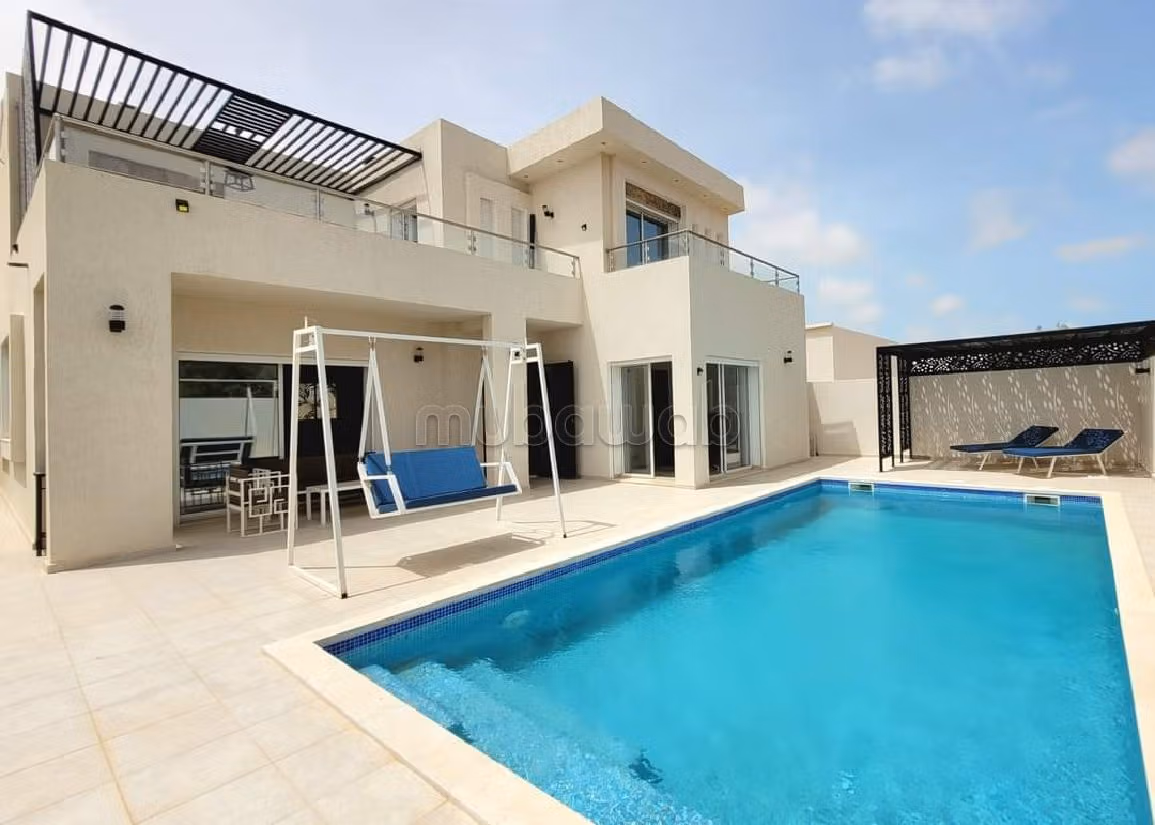 فيلا فاخرة للبيع ب جربة. 5 قطع كبيرة. مفروشة. 