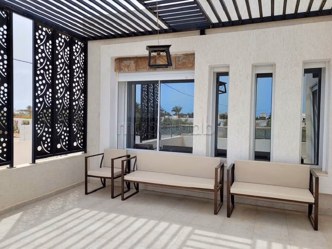 فيلا فاخرة للبيع ب جربة. 5 قطع كبيرة. مفروشة. 