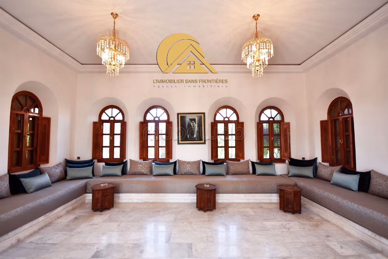 Luxury home for sale in Hay Targa. Surface area 1010 m². Storage unit